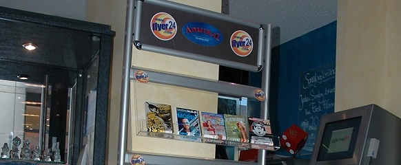 Archivfoto eines Flyer24-Displays mit Informationsmaterial im Admiral-Kino