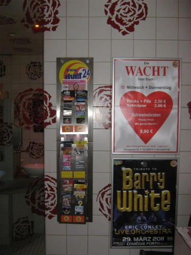 Archivfoto einer Flyer24-Auslage neben Veranstaltungsplakaten